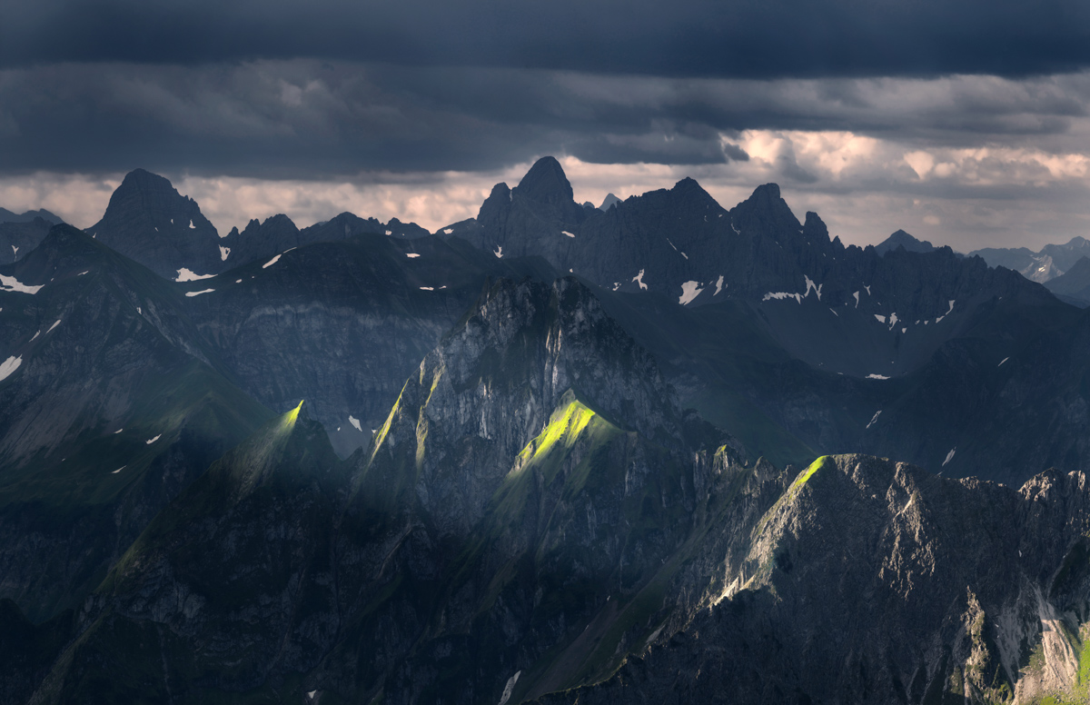 Krottenkopf und Höfats, Sonnenstrahlen im Gewitter, Grüne Lichtinseln - Landschaftsfotografie Allgäu