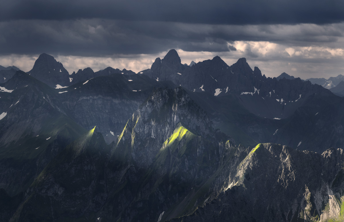 Oberstdorf, Großer Krottenkopf und Höfats im dramatischen Gewitterlicht vom Nebelhorn, Sonnenstrahlen durchbrechen dunkle
