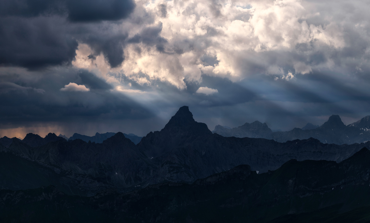 Hochvogel Silhouette, Godrays über Gewitterhimmel, Mystische Berglandschaft - Landschaftsfotografie Allgäu
