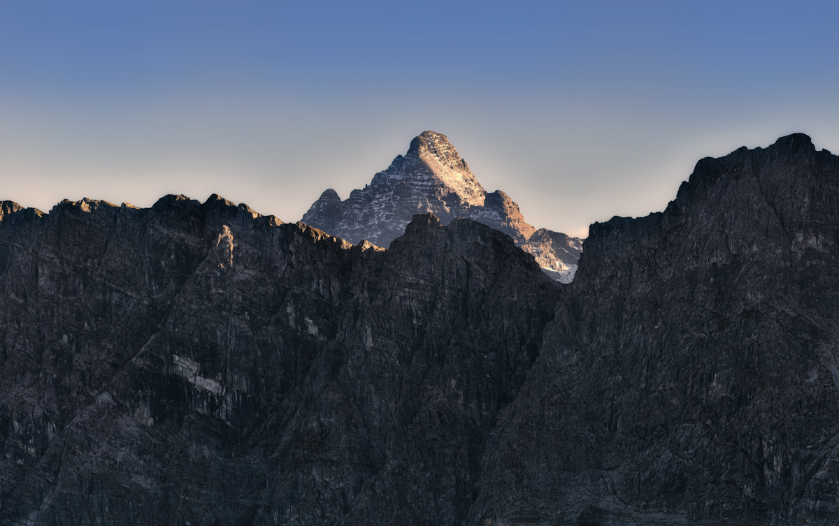 Hochvogel über Pfannenhölzer, Leuchtender Gipfel hinter dunkler Felskette, Hinterstein Allgäu