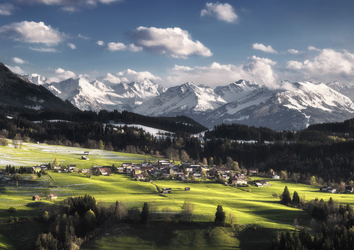Sonthofen Tiefenbach Frühling, Grünes Tal mit verschneiter Alpenkette, Allgäu