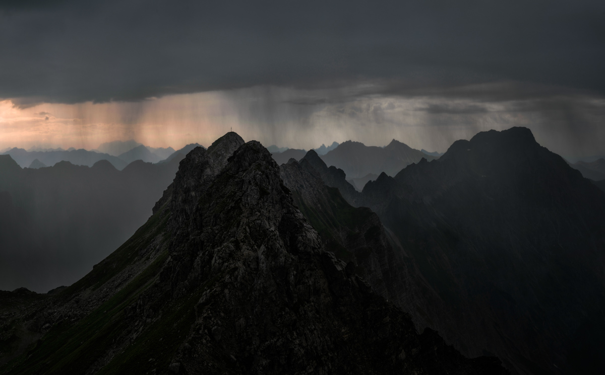 Gipfelkreuz im Unwetter, Regenschleier über den Alpen, Dramatische Gewitterfront - Landschaftsfotografie Allgäu