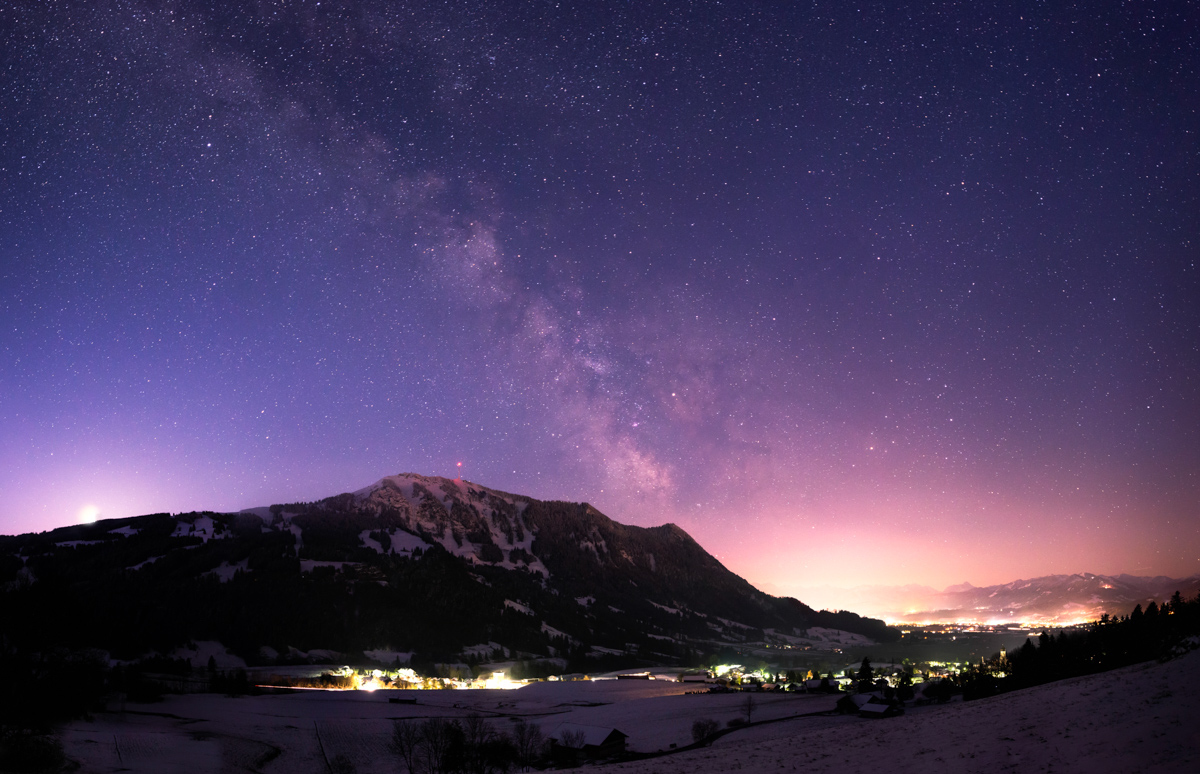 Milchstraße über dem Grünten bei Rettenberg, Violetter Nachthimmel mit Galaxie über dem Wächter des Allgäus, Winterliche