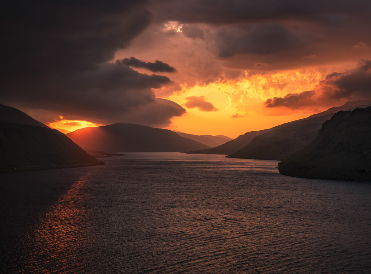 Färöer Sonnenuntergang, Feuerroter Himmel über dem Fjord mit Bergsilhouetten, Glühend - Landschaftsfotografie Nordatlantik