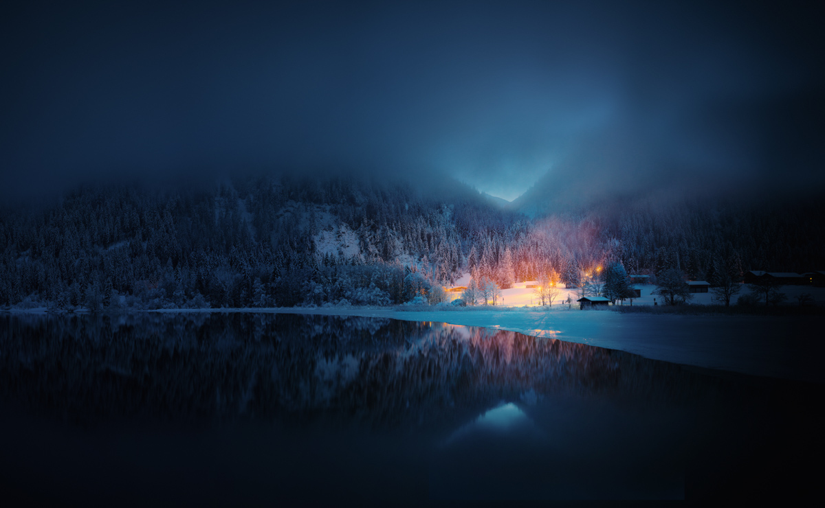Haldensee im Tannheimer Tal bei Winternacht, Verschneiter Bergsee mit Gimpel und Rotflüh unter Sternenhimmel, Winterliche