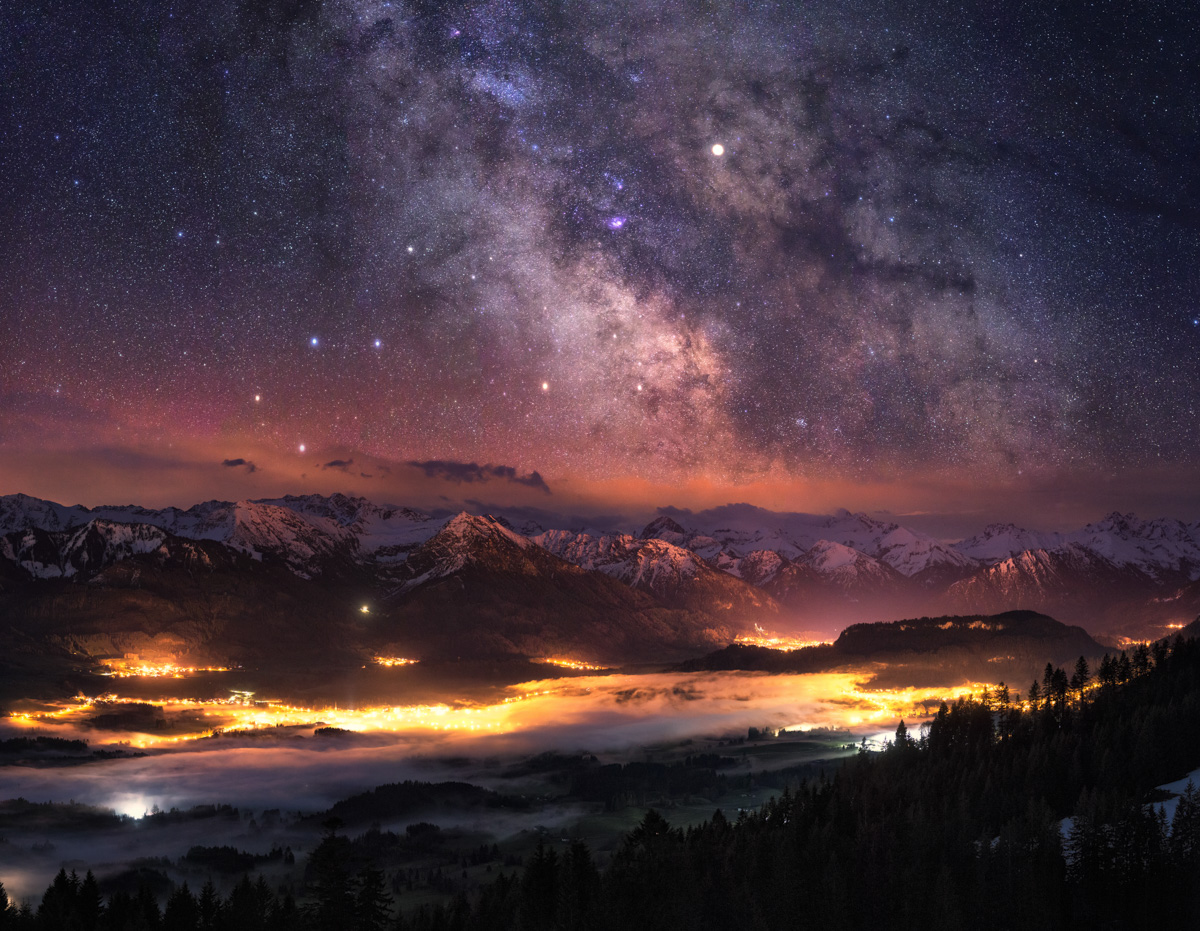 Illertal Milchstraße, Leuchtende Stadt unter Sternenpanorama, Oberstdorf Allgäu
