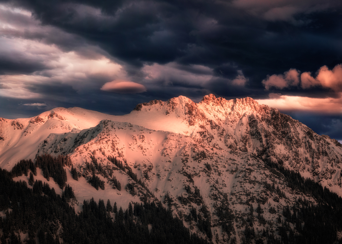 Rauhorn bei Hinterstein, Winterliches Alpenglühen, Dramatische Wolkenfront - Landschaftsfotografie Allgäu