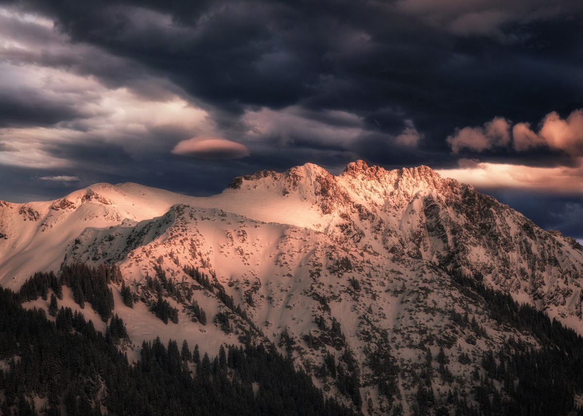 Rauhorn im Abendlicht, Dramatische Gewitterwolken über verschneitem Gipfel bei Hinterstein, Winterdrama Allgäu