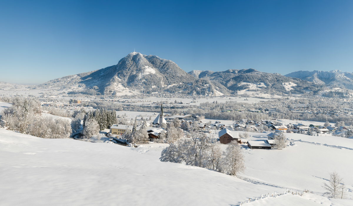 Seifriedsberg, Winterpanorama mit Grünten, Verschneites Dorf im Oberallgäu - Landschaftsfotografie Allgäu