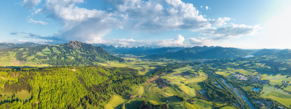 Grünten und Illertal aus der Vogelperspektive, Grüne Frühlingswiesen und Löwenzahn im weiten Tal, Frühling im Allgäu