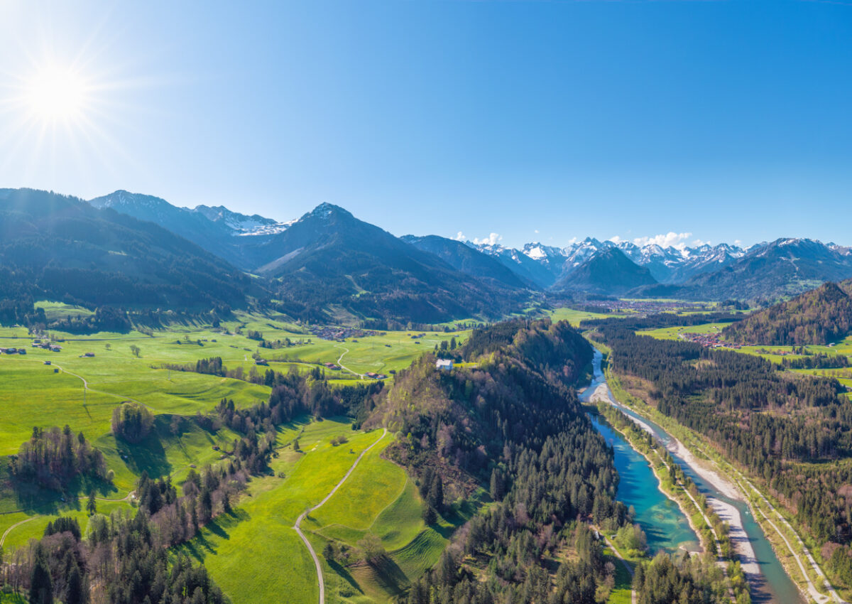 Schöllanger Burg Illertal, Frühlingspanorama mit Iller und Rubihorn aus der Luft, Grünes Alpental - Drohnenfotografie Allgäu