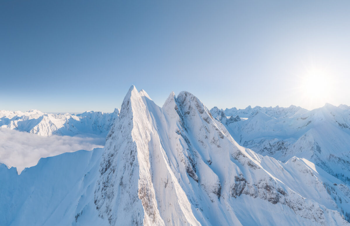 Höfats im Winterkleid, Majestätische verschneite Gipfelpyramide über dem Nebelmeer bei Oberstdorf, Hochalpin Allgäu