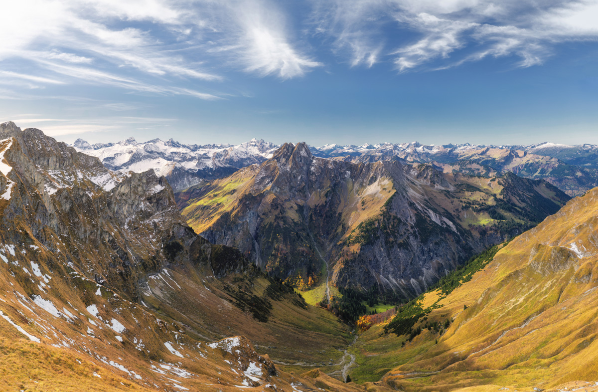 Höfats, Krottenkopf und Fürschießer im Herbstpanorama, Goldene Almwiesen und verschneite Gipfel bei Oberstdorf, Herbst im