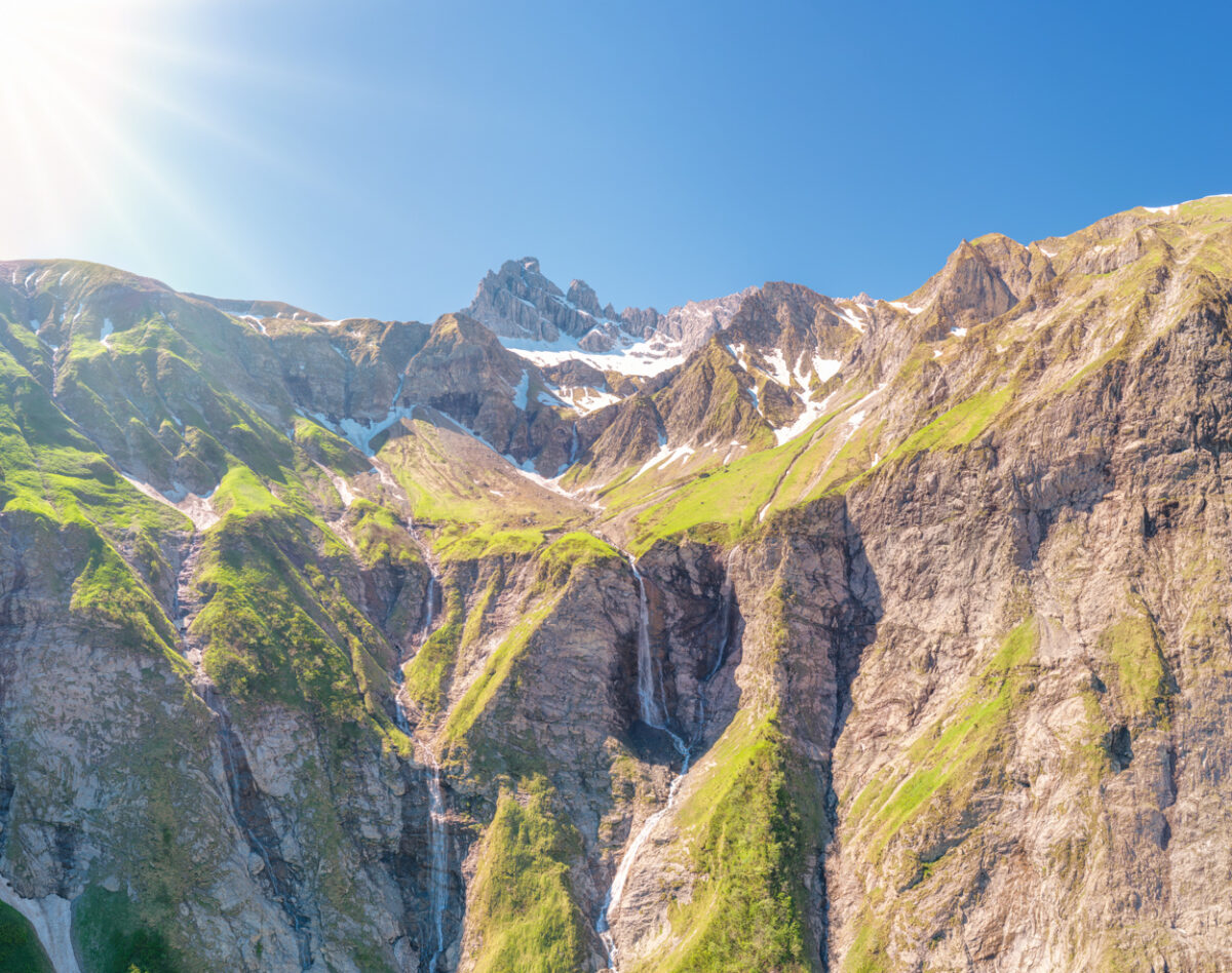 Traufbach-Wasserfall am Traufberg, Krottenspitze mit Felswänden und Almwiesen im Sommer, Bergwelt Oberallgäu