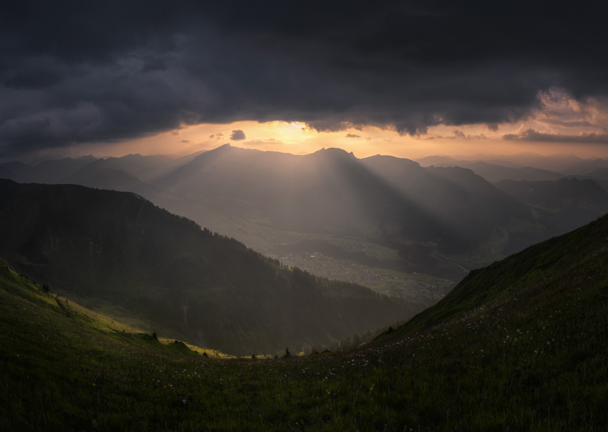 Götterstrahlen über dem Kleinwalsertal, Sonnenstrahlen durchbrechen Gewitterwolken bei Kanzelwand und Widderstein