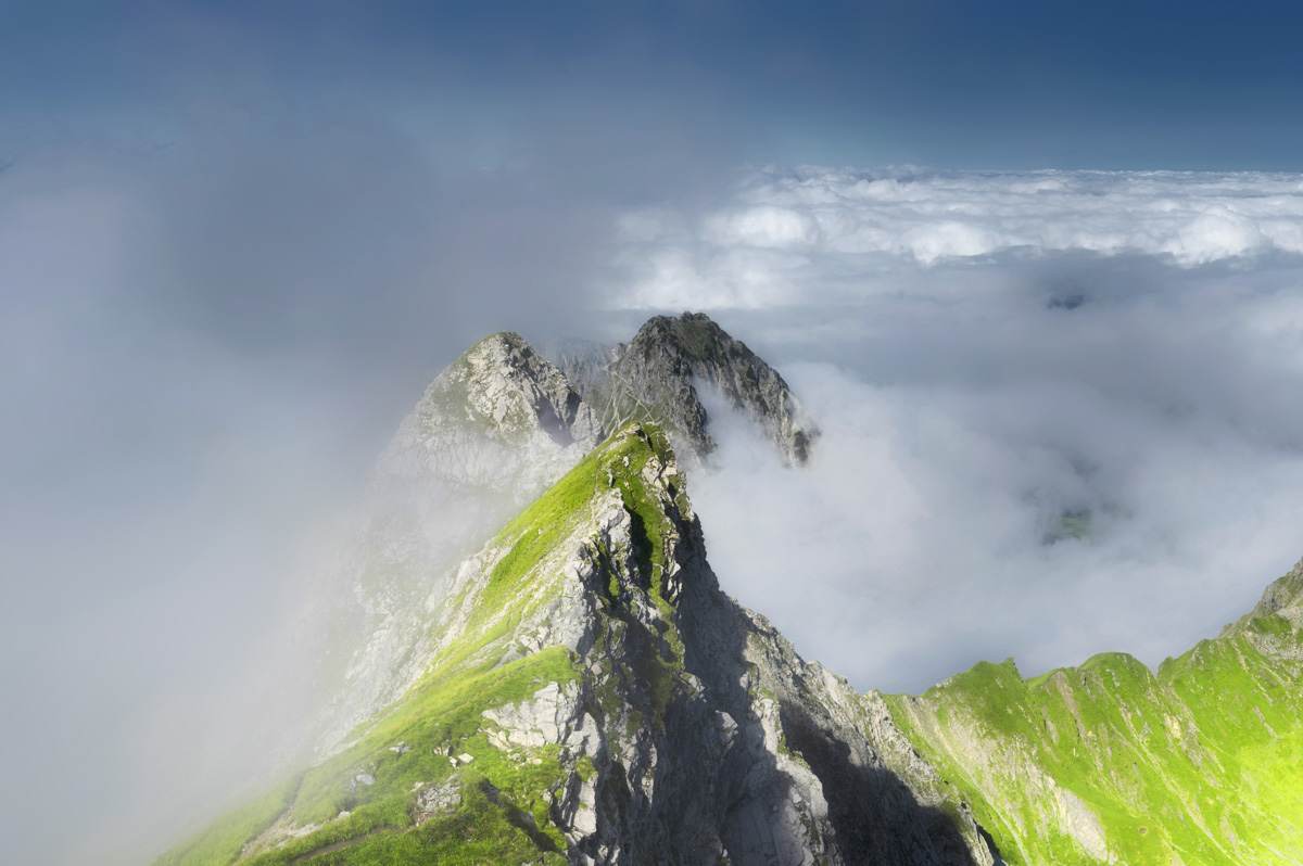 Oberstdorf, Rubihorn-Gipfelgrat durchstößt aufsteigendes Nebelmeer am Gaißalpsee, Dramatische Wolkenstimmung im Hochsommer