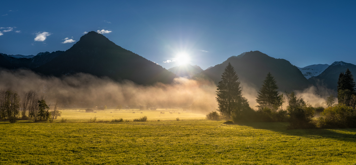 Oberstdorf, Sonnenaufgang im Herbstnebel, Morgenlicht über dem Allgäuer Tal - Landschaftsfotografie Oberallgäu