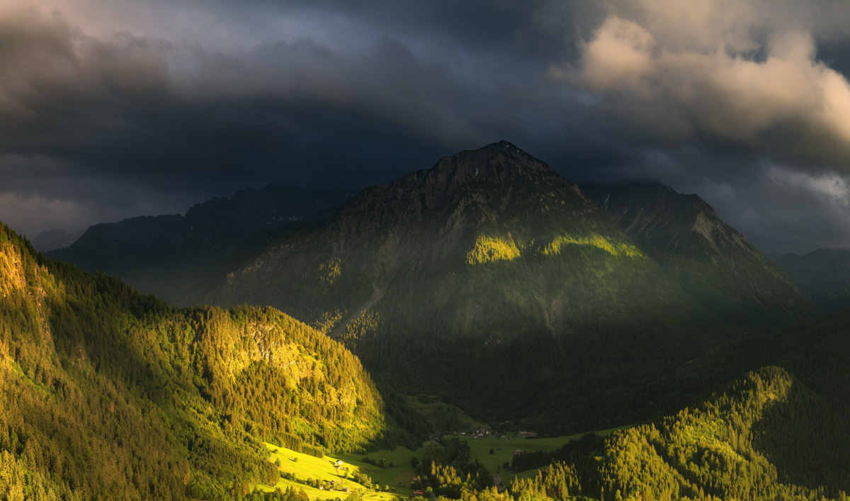 Imberger Horn im Gewitterlicht, Goldene Sonnenstrahlen auf grüne Bergwälder bei Bad Hindelang, Lichtzauber Oberallgäu