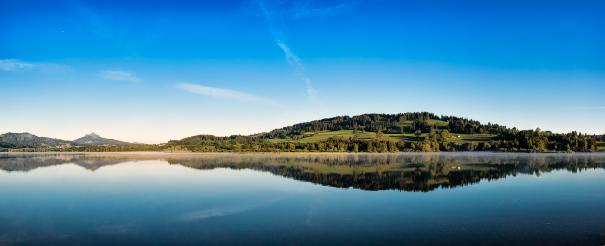 Grüntensee, Spiegelglattes Wasser mit Grünten, Morgenstille bei Nesselwang - Landschaftsfotografie Ostallgäu