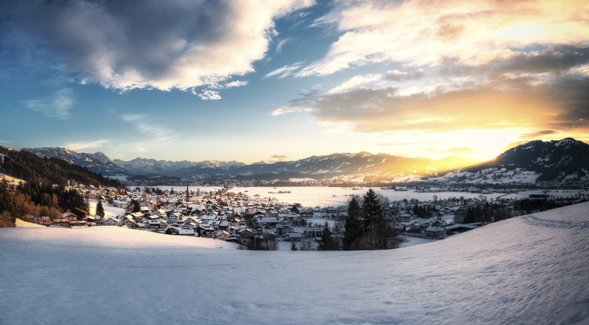 Kranzegg und Burgberg im Winterabendlicht, Sonnenuntergang über verschneitem Allgäuer Tal mit Grünten, Winterstimmung