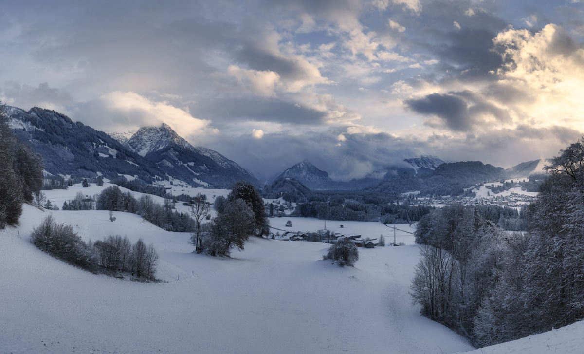Malerwinkel bei Schöllang und Fischen im Winter, Rubihorn und verschneite Bäume bei Sonnenuntergang, Wintermärchen Allgäu