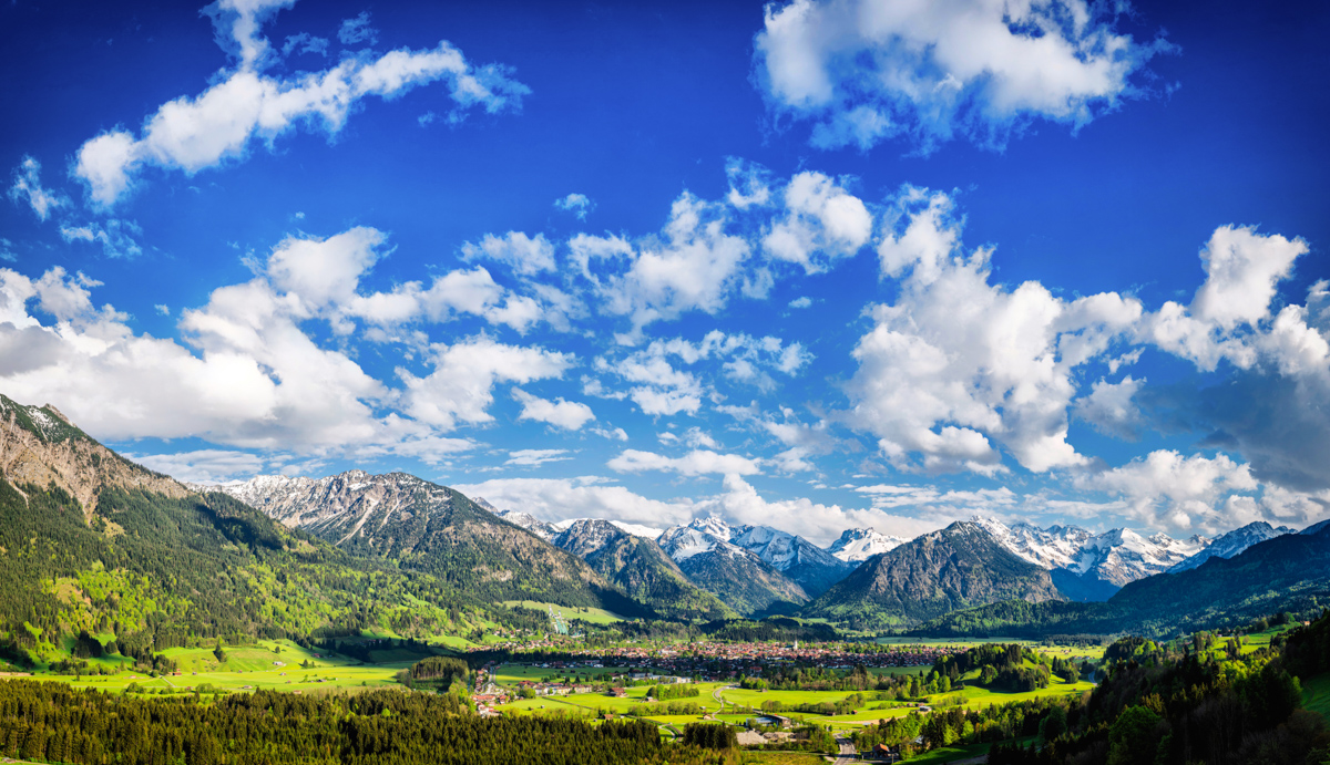 Oberstdorf im Frühling, Grüne Wiesen und Hochalpen, Trettach-Tal Panorama - Landschaftsfotografie Allgäu