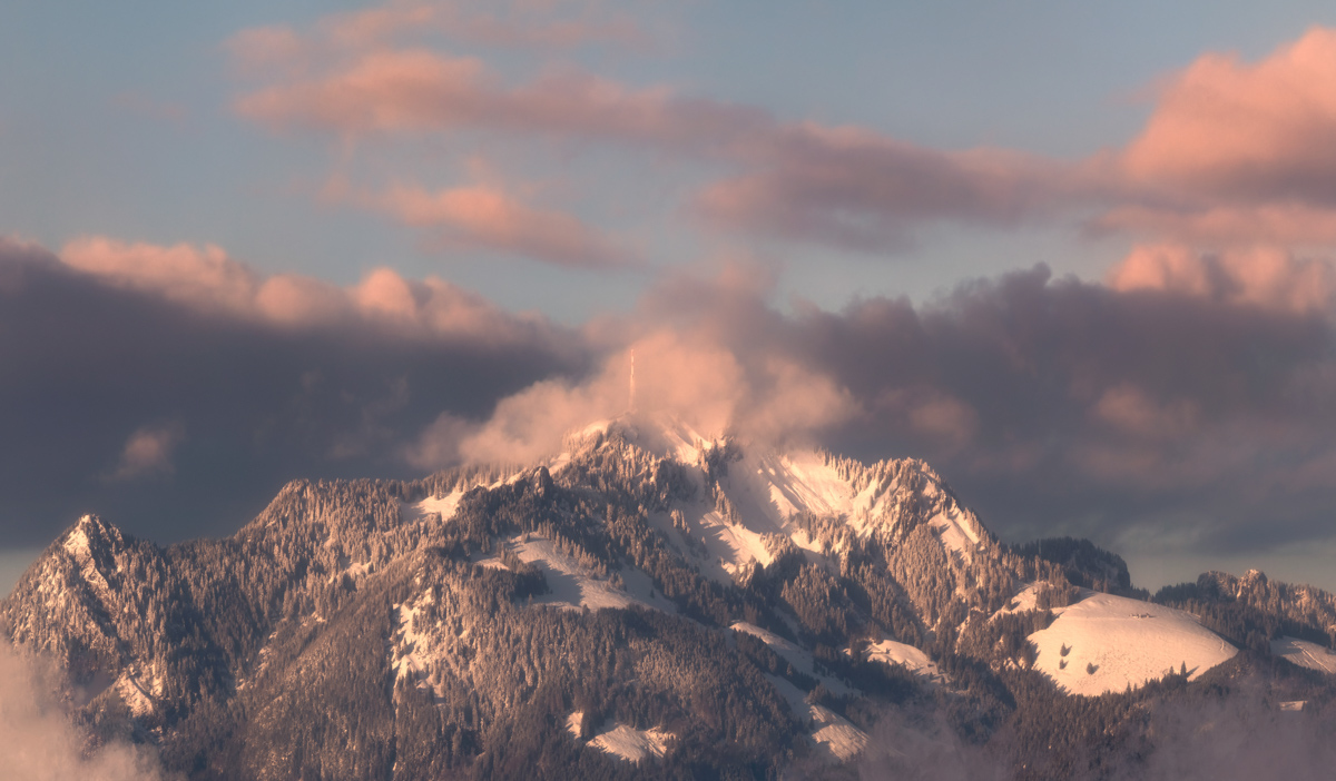 Grünten im Alpenglühen, Wolkenverhangener Wintergipfel, Rosa Sonnenuntergang - Landschaftsfotografie Allgäu