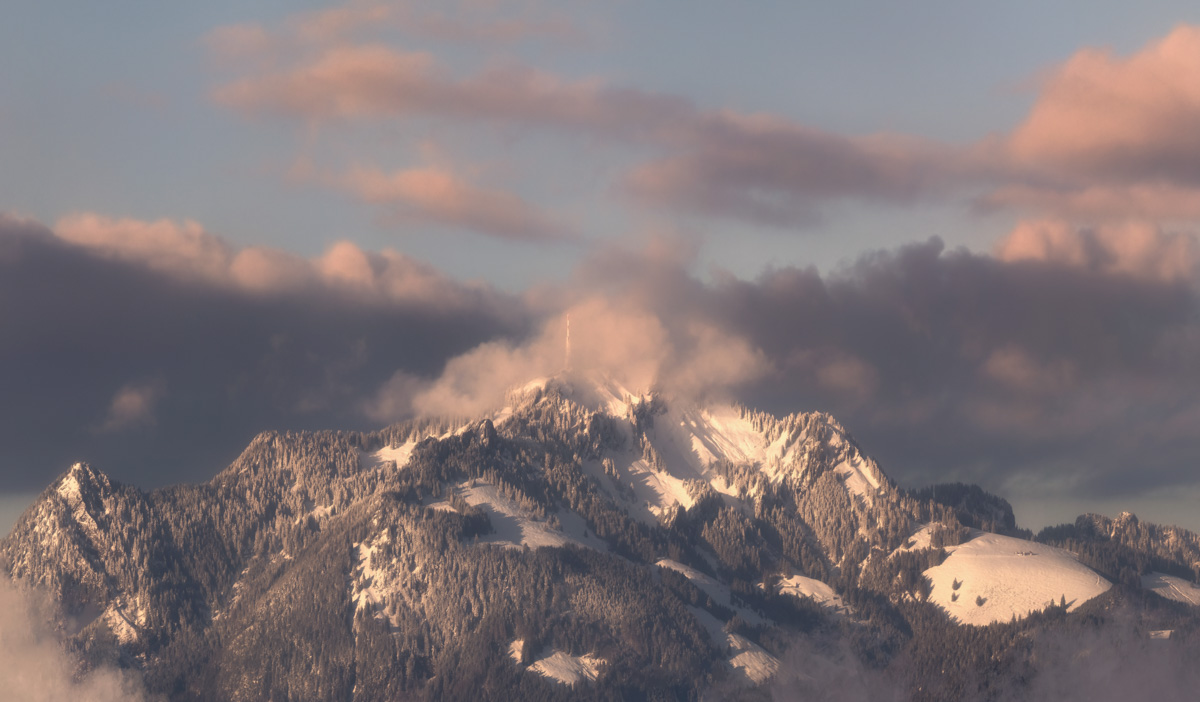 Grünten im Alpenglühen bei Rettenberg, Verschneiter Gipfel mit rosa Wolken im Winterabendlicht, Bergportrait Oberallgäu
