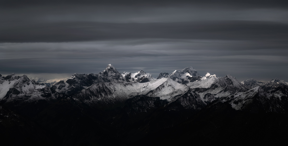 Trettachspitze und Hochalpen, Verschneite Gipfelkette im Zwielicht, Winterliches Schwarzweiß-Panorama