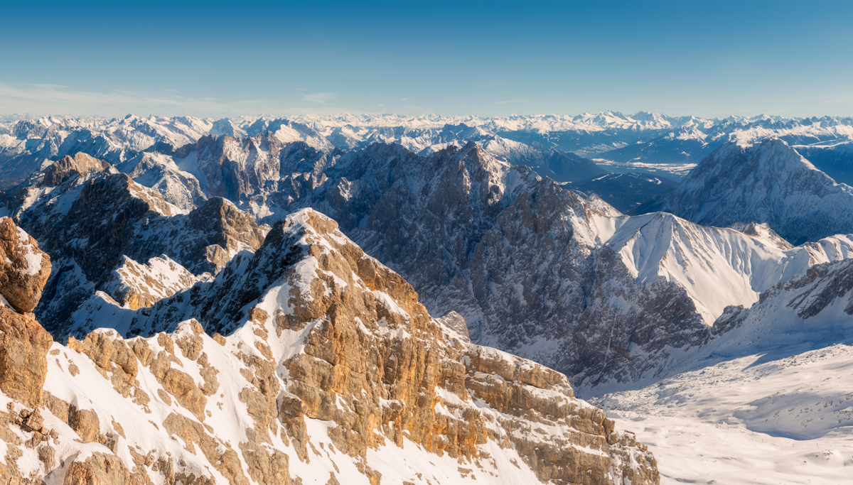 Zugspitze Gipfelpanorama, Verschneites Hochgebirge, Winterliche Alpenweite - Landschaftsfotografie Bayern