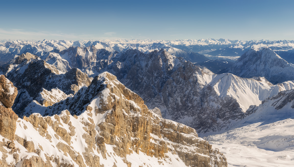 Panorama von der Zugspitze, Verschneite Felsgrate und endlose Alpenkette im Winter, Gipfelblick Deutschlands höchster Berg