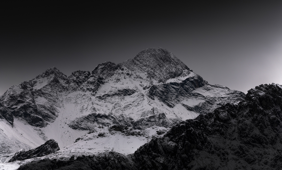 Verschneiter Berggipfel, Monochrome Winterlandschaft, Dramatisches Felsmassiv bei Oberstdorf - Landschaftsfotografie Allgäu