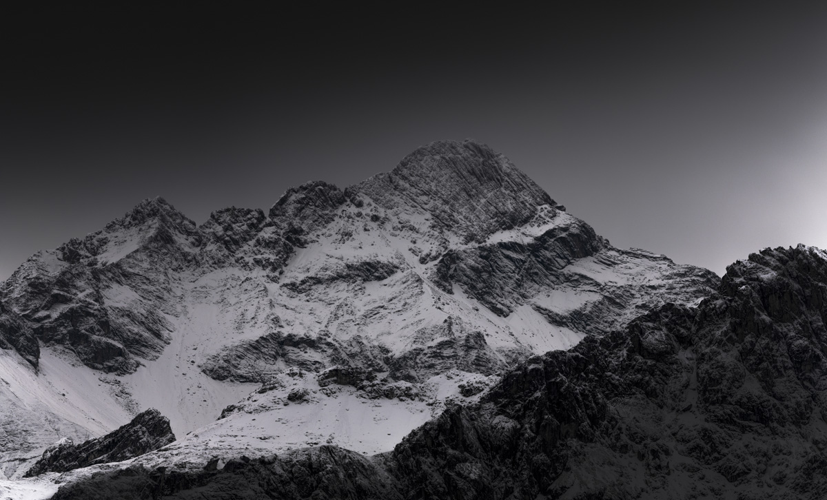 Verschneiter Berggipfel in Schwarz-Weiß, Dramatische Felswände im Winterkleid, Alpenfotografie - Oberstdorf Allgäu