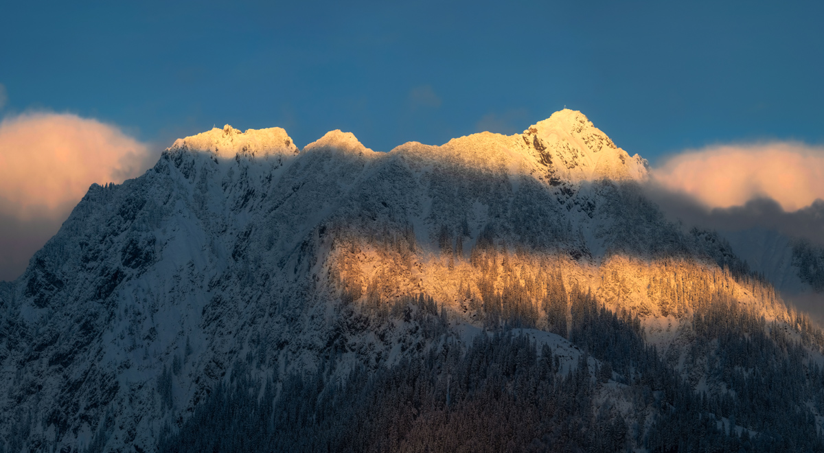 Rubihorn im Abendlicht, Goldener Sonnenschein auf Wintergipfel, Verschneite Bergkette bei Oberstdorf - Landschaftsfotografie