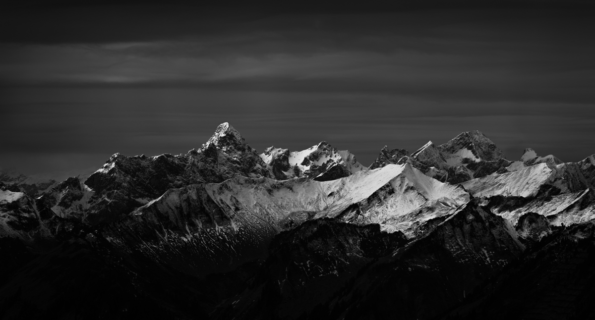 Allgäuer Hochalpen, Winterliche Gipfelkette in Schwarzweiß, Trettachspitze bis Mädelegabel - Landschaftsfotografie Allgäu