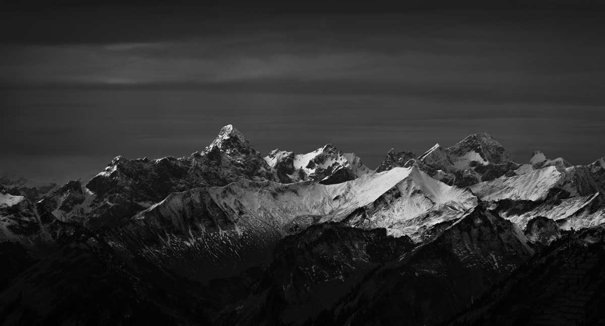 Krottenkopf und Höfats im dunklen Winterpanorama, Hochalpenkette mit Trettach und Mädelegabel, Oberstdorf Allgäu