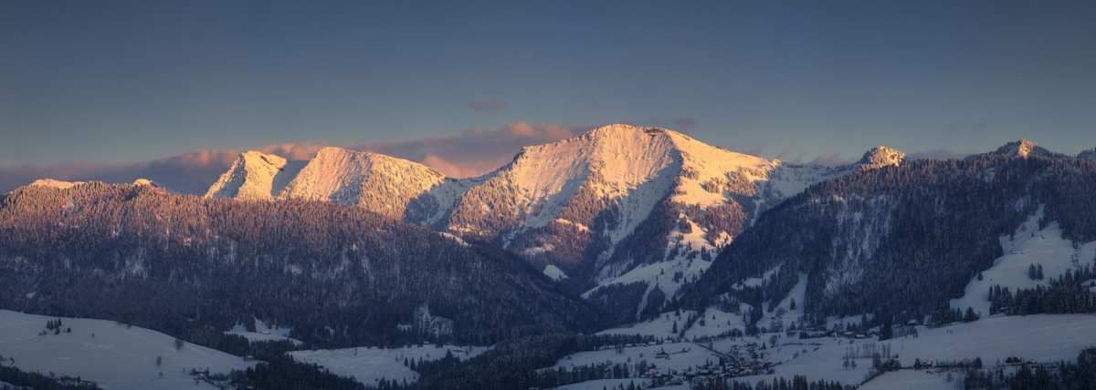 Nagelfluhkette bei Oberstaufen im Alpenglühen, Verschneite Gipfel im rosa-goldenen Sonnenuntergang, Westallgäu Steibis