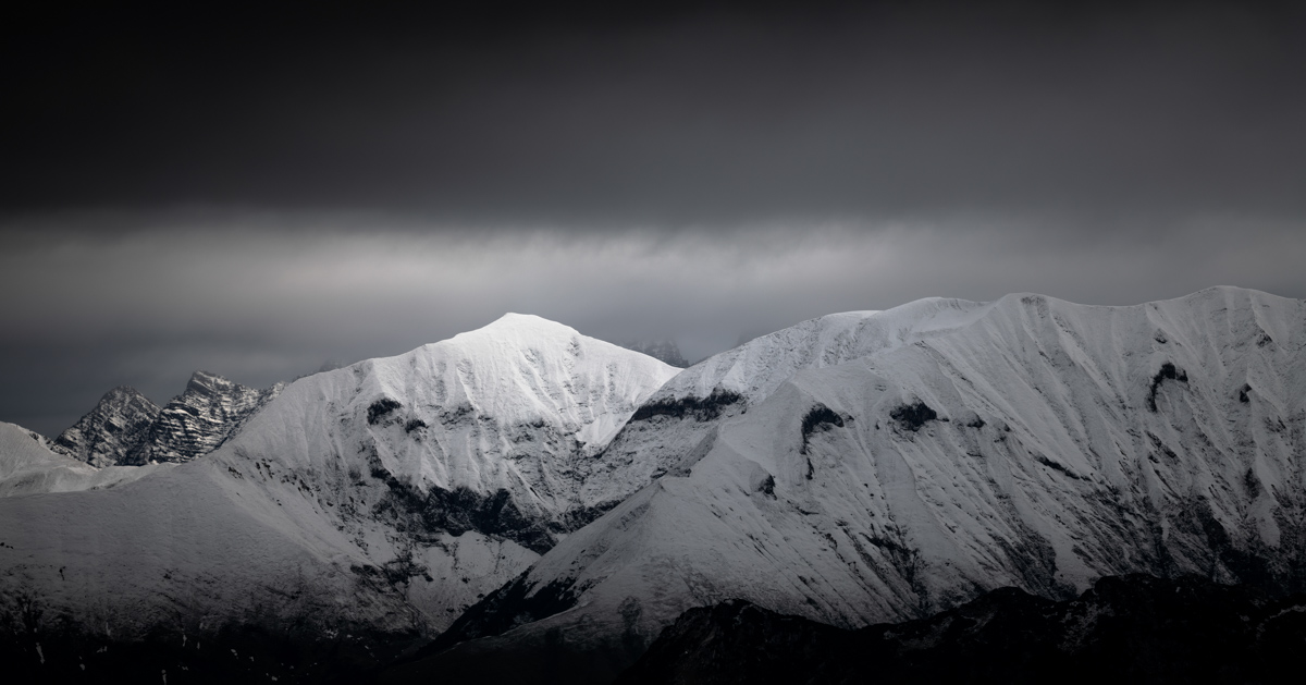 Verschneite Hochalpen bei Oberstdorf, Weiche Winterlandschaft, Sanfte Schneedecke über Bergketten - Landschaftsfotografie