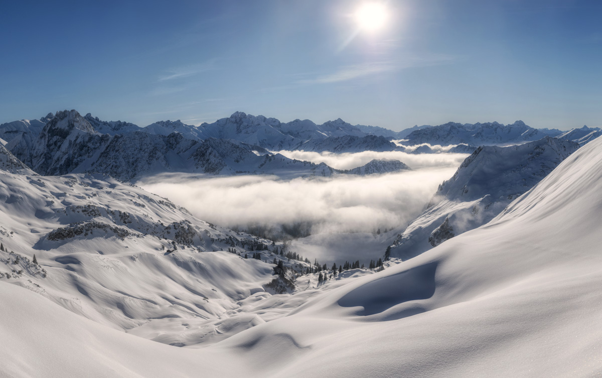 Seealpsee und Nebelhorn im strahlenden Winterlicht, Schneebedeckte Gipfelwelt mit Nebelmeer, Oberstdorf Allgäu