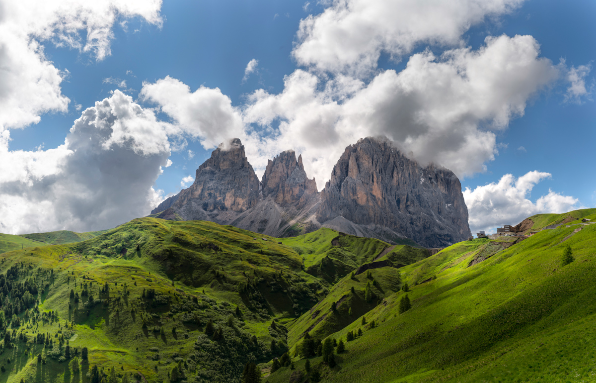 Langkofel in den Dolomiten, Grüne Almwiesen und Felstürme, Sommeridylle in Südtirol - Landschaftsfotografie Dolomiten