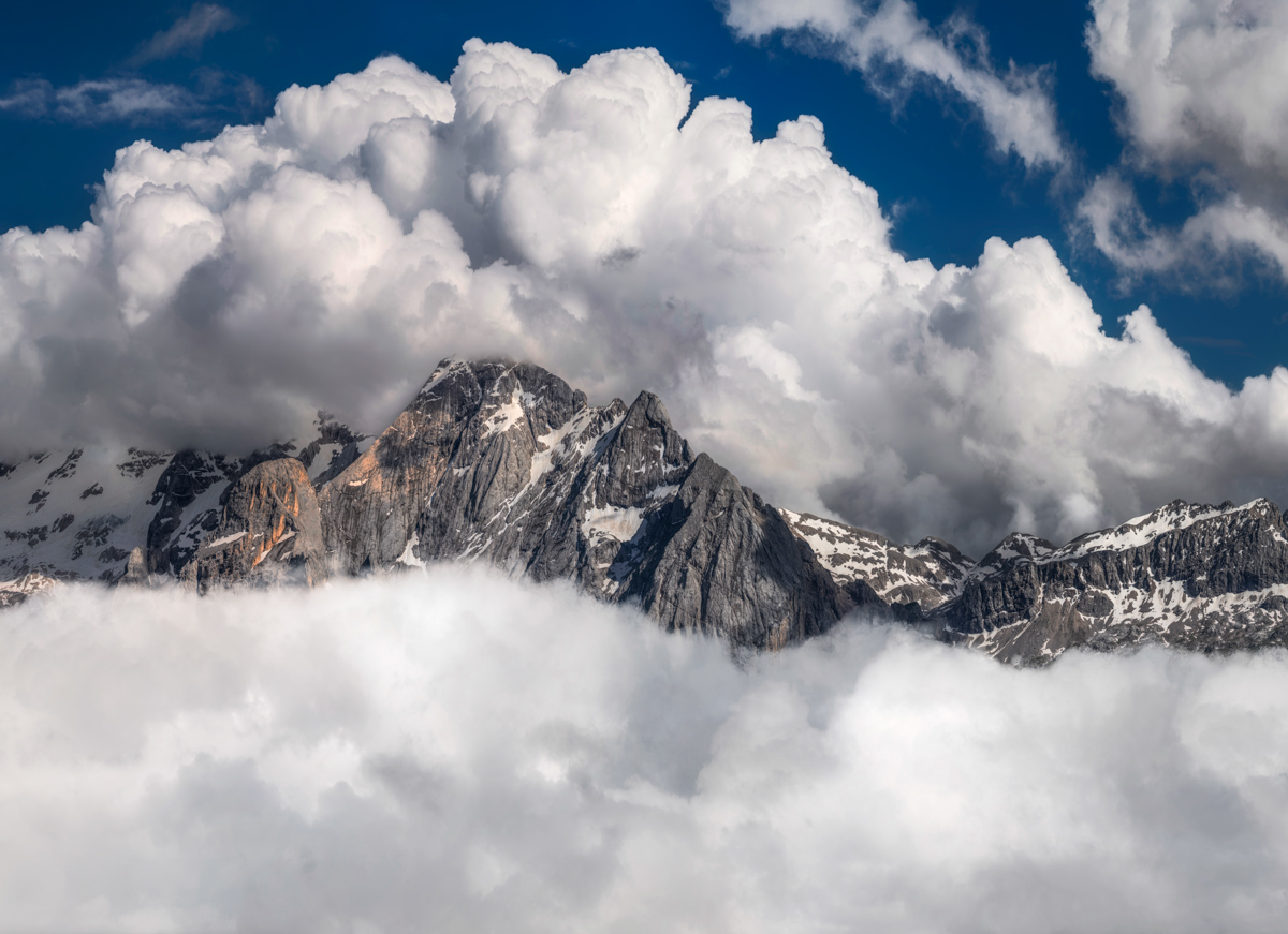 Dolomitengipfel in Wolken, Felsmassiv zwischen Nebelmeer, Dramatische Wolkenformation - Landschaftsfotografie Dolomiten