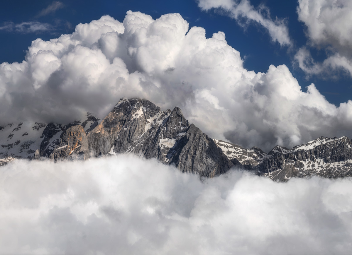 Dolomiten-Gipfel zwischen Wolkenmeer und Kumuluswolken, Dramatische Bergszene im Sommerlicht, Südtirol