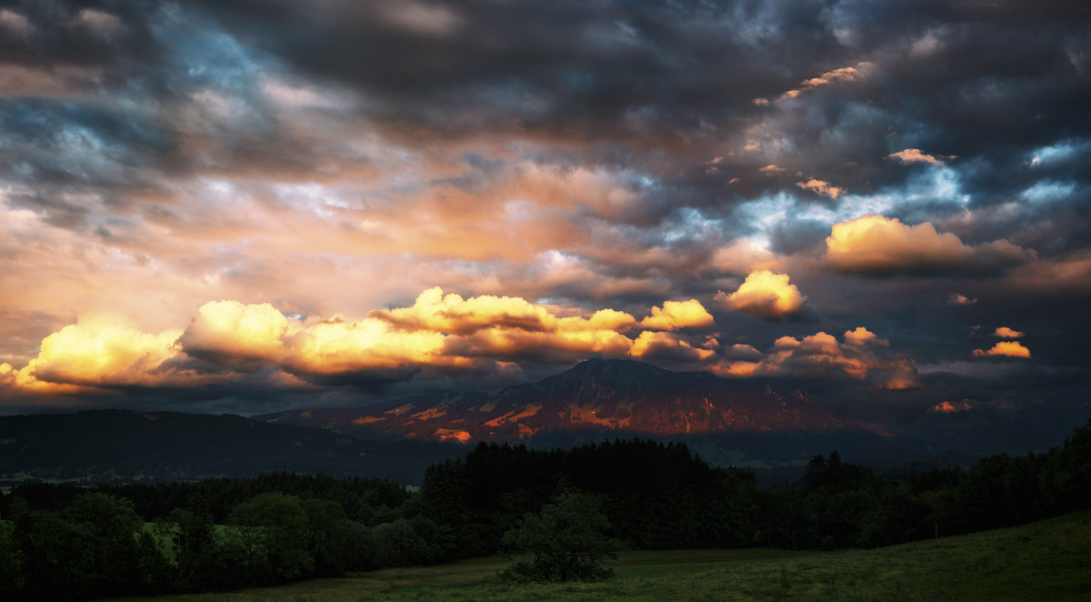 Grünten unter dramatischem Wolkenhimmel, Goldene Kumuluswolken bei Sonnenuntergang, Sommer Oberallgäu