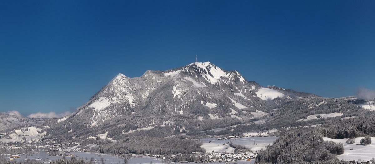 Grünten im Winterkleid über Burgberg, Verschneiter Wächter des Allgäus unter tiefblauem Himmel, Oberallgäu