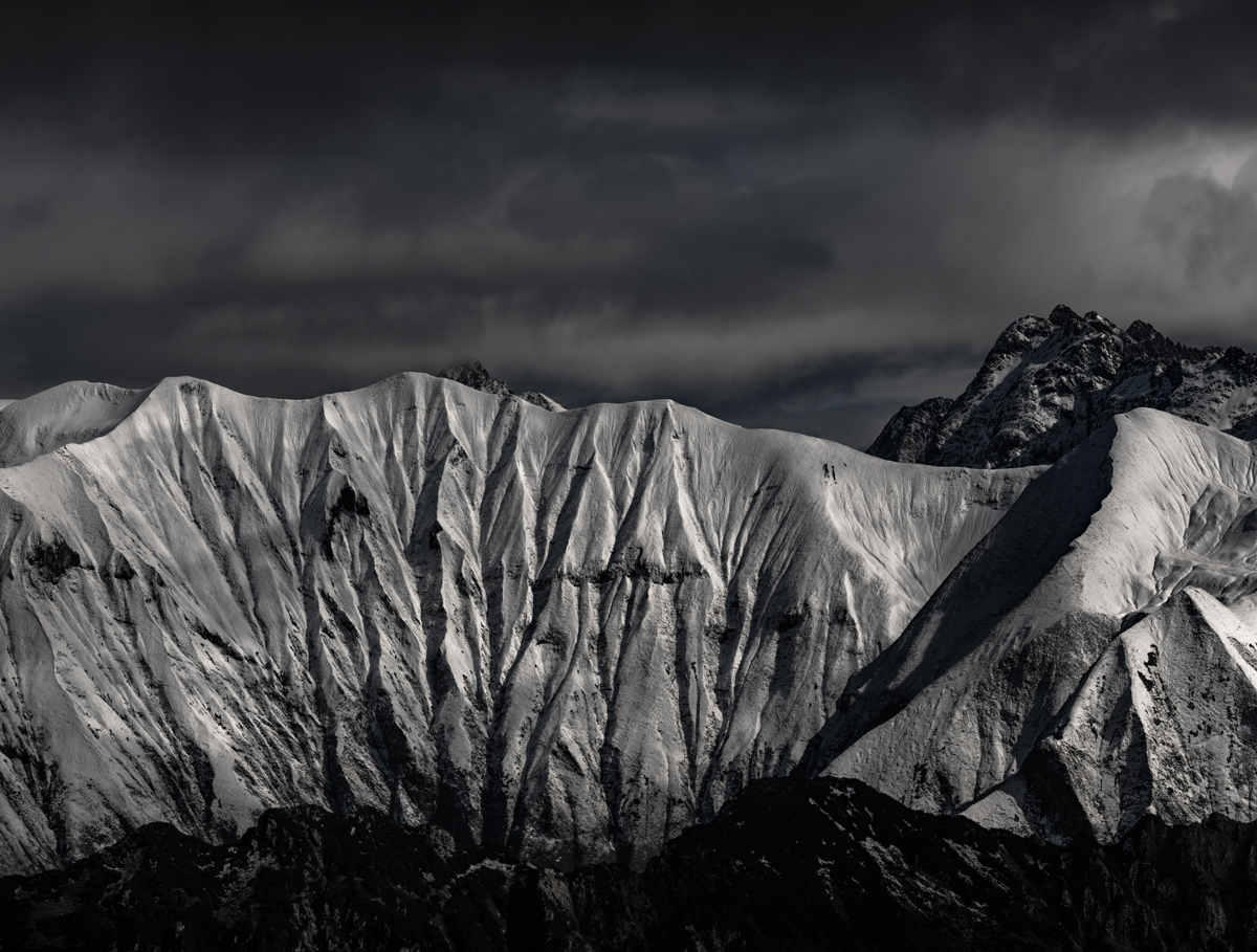 Krottenkopf Winterstrukturen, Grafische Schneerinnen, Schwarzweiß Bergportrait bei Oberstdorf - Landschaftsfotografie Allgäu