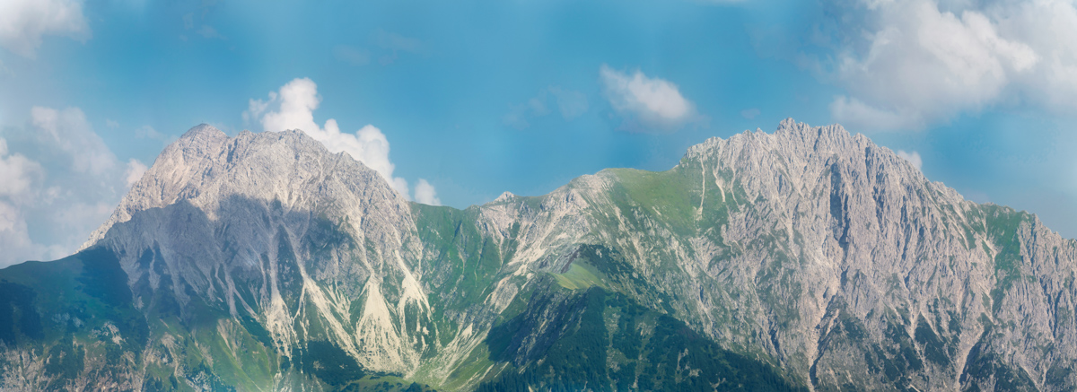 Blick vom Imberger Horn, Sommerliche Bergketten bei Hindelang, Felswände unter blauem Himmel - Landschaftsfotografie Allgäu