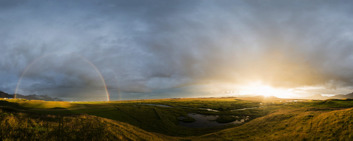 Island Regenbogen Panorama, Weite Ebene mit Regenbogen und Sonnenuntergang, Goldenes Licht - Landschaftsfotografie Island