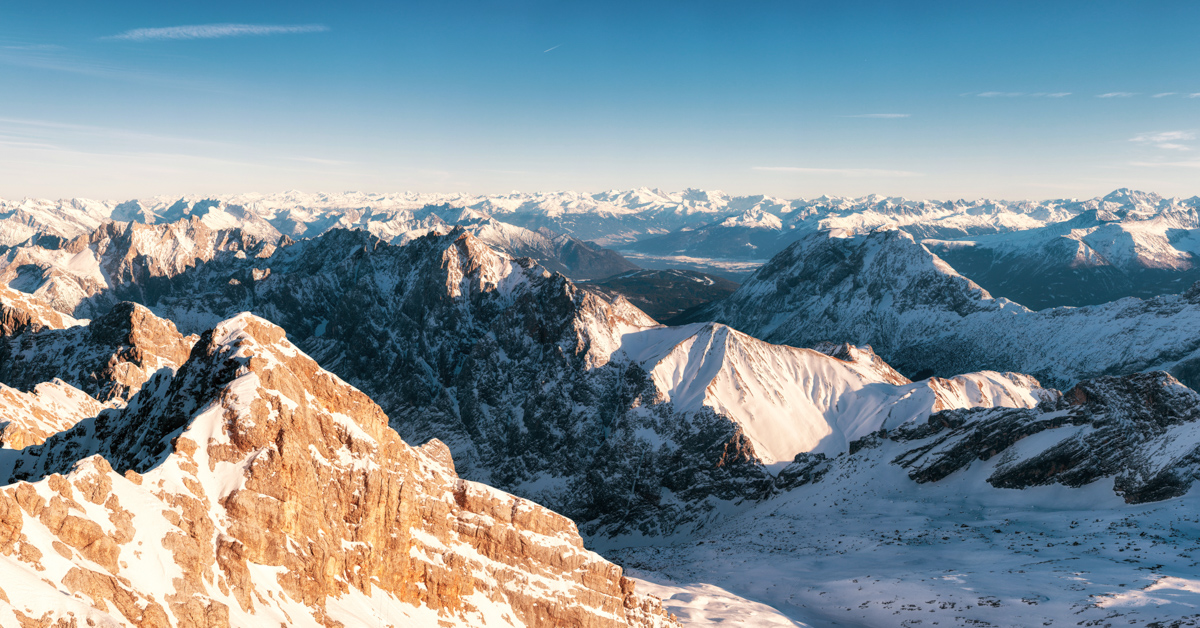 Zugspitze im Abendlicht, Goldene Felsen über Alpenpanorama, Winterlicher Weitblick - Landschaftsfotografie Bayern