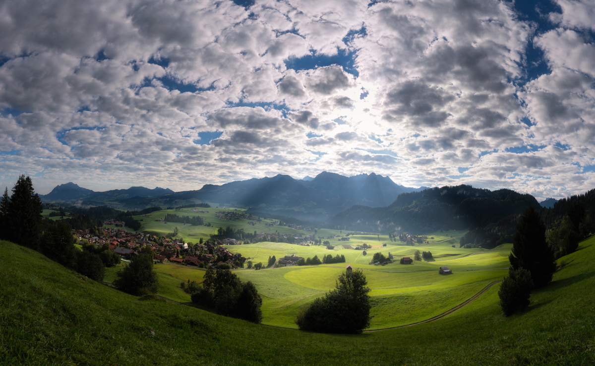 Oberstdorf, Sommerpanorama mit dramatischen Wolken, Grüne Hügellandschaft - Landschaftsfotografie Oberallgäu