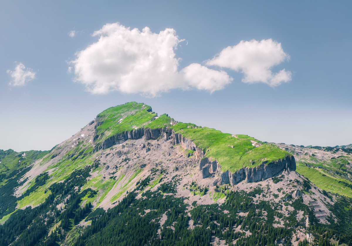 Kleinwalsertal, Hoher Ifen mit markanter Felsplatte und grünen Almhängen im Sommer, Walmendinger Horn und Grasberg unter